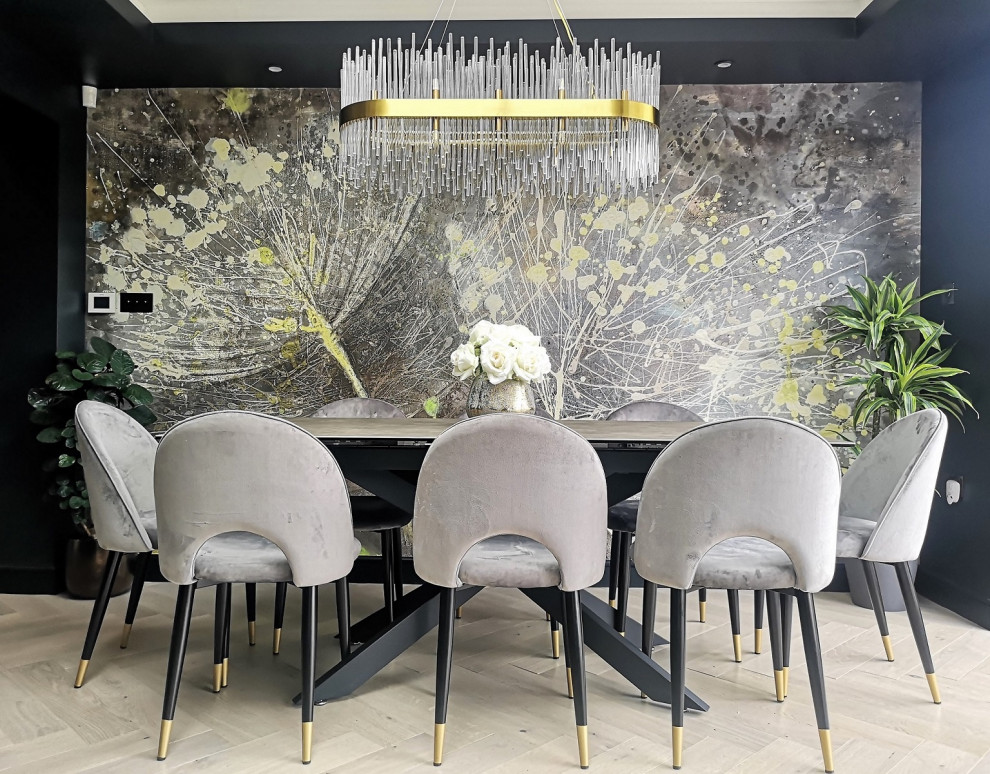 Idee per una sala da pranzo aperta verso il soggiorno moderna di medie dimensioni con pareti multicolore, parquet chiaro, pavimento beige e carta da parati