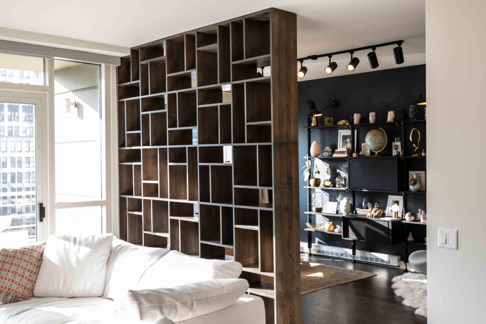 Inspiration pour un bureau minimaliste avec un mur noir et parquet foncé.