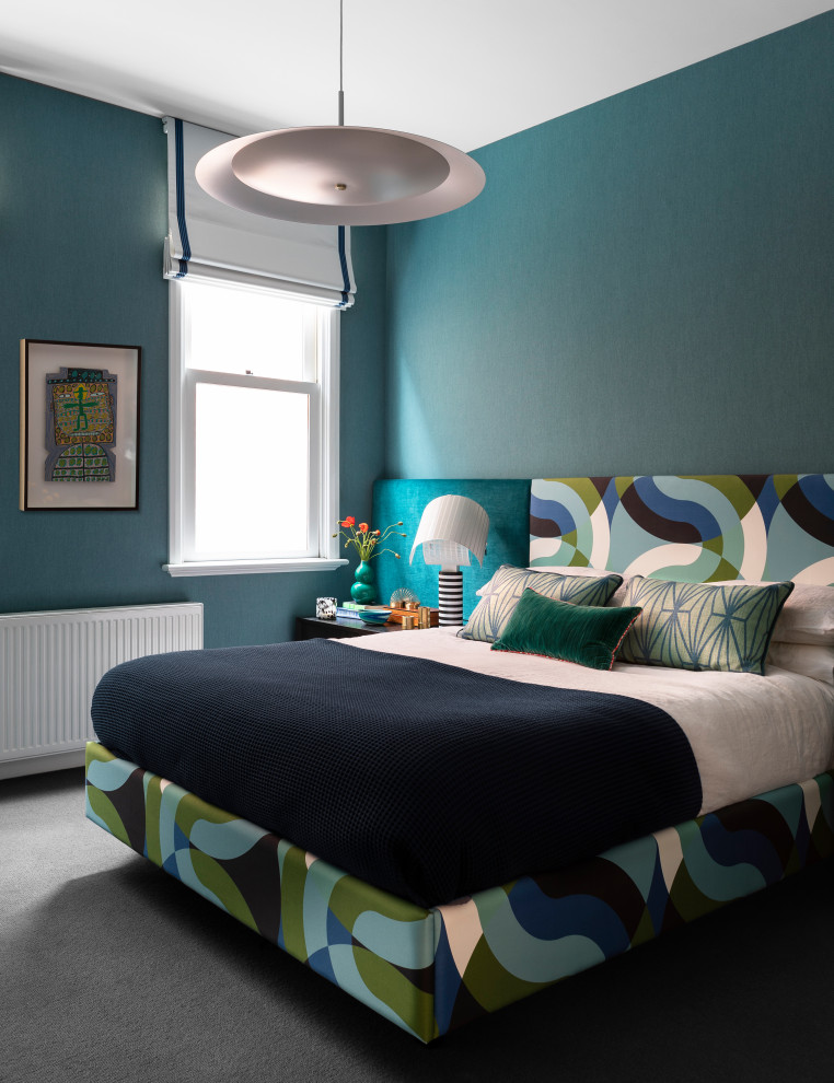 Imagen de dormitorio principal actual pequeño con paredes verdes, moqueta, suelo negro y papel pintado