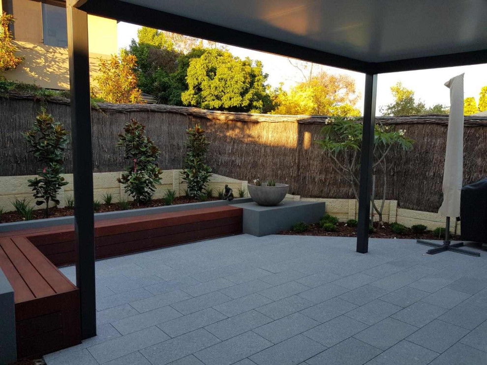 Design ideas for a contemporary patio in Canberra - Queanbeyan.