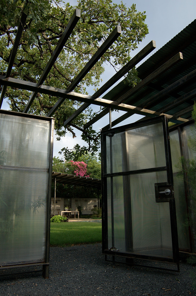 Photo of a contemporary garden in Austin.