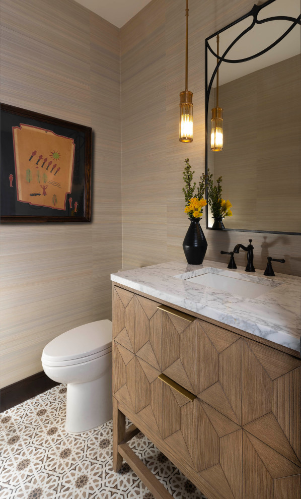 Immagine di un piccolo bagno di servizio chic con ante in legno chiaro, pareti beige, pavimento multicolore, top bianco, mobile bagno freestanding e carta da parati