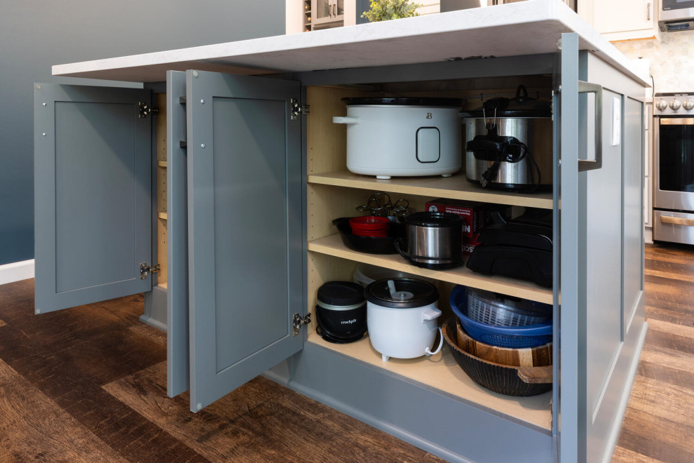 Transitional kitchen photo in Minneapolis