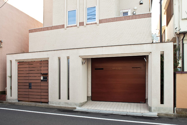 ガレージシャッター フラットピット世田谷の家 オーク 窓付き Moderne Garage Tokyo Houzz