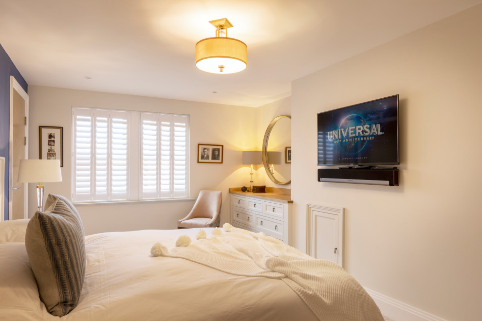 Immagine di una camera da letto classica di medie dimensioni con pareti blu, moquette, pavimento bianco, soffitto in carta da parati e carta da parati