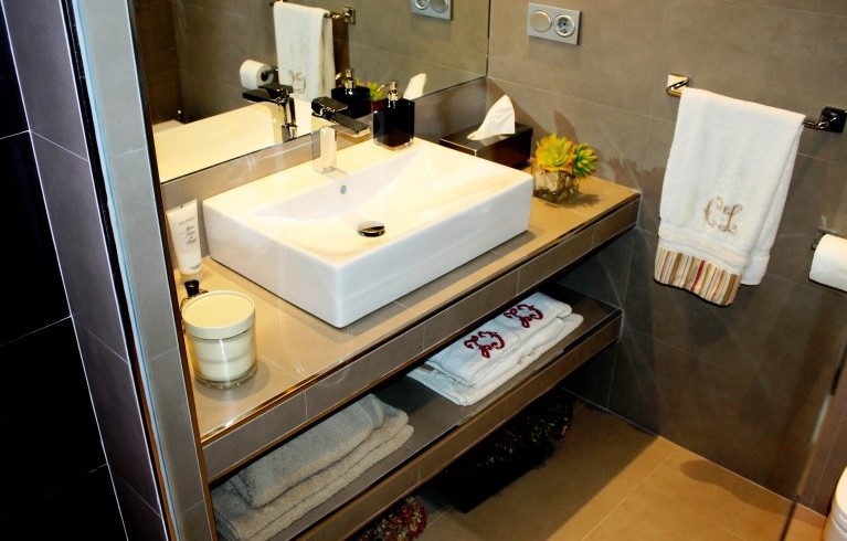 Imagen de aseo contemporáneo pequeño con armarios abiertos y lavabo sobreencimera