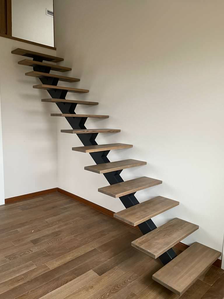 Лестница из массива с декоративной подсветкой