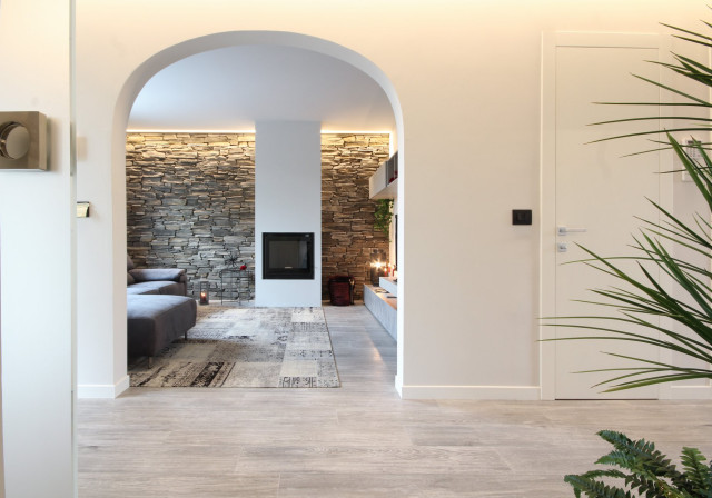 Un ingresso che diventa percorso scenografico: luce, materia e leggerezza modern-eingang