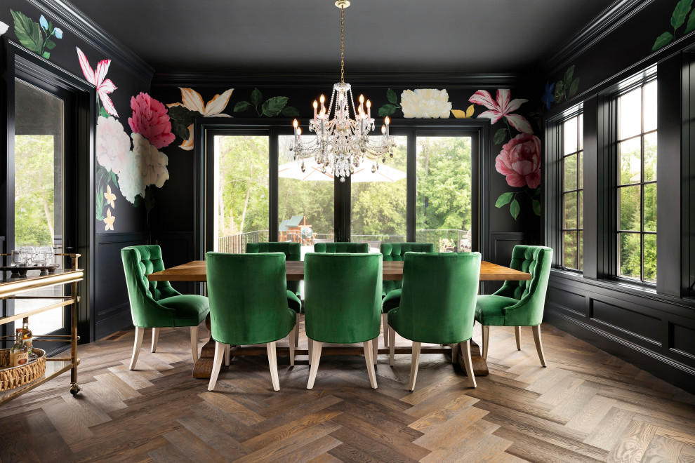 Foto di una sala da pranzo design chiusa con pareti multicolore, pavimento in legno massello medio, pavimento marrone, boiserie e carta da parati