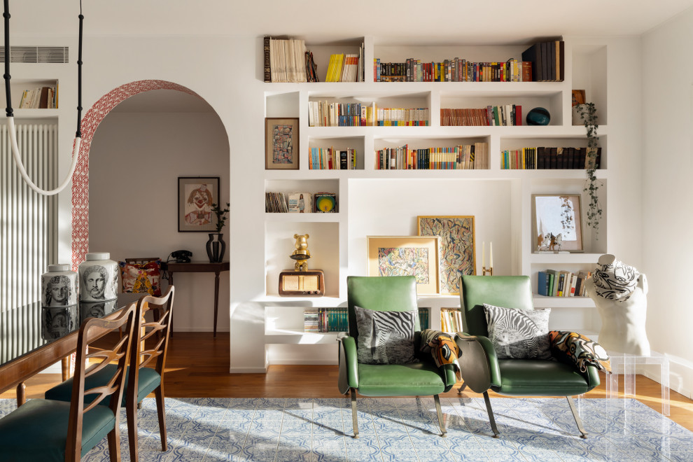 Foto di un soggiorno mediterraneo di medie dimensioni e aperto con libreria, pareti bianche, nessun camino, tappeto, pavimento in legno massello medio e pavimento marrone