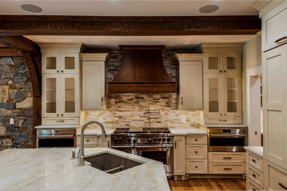Photo of an expansive traditional u-shaped eat-in kitchen in New York with with island.