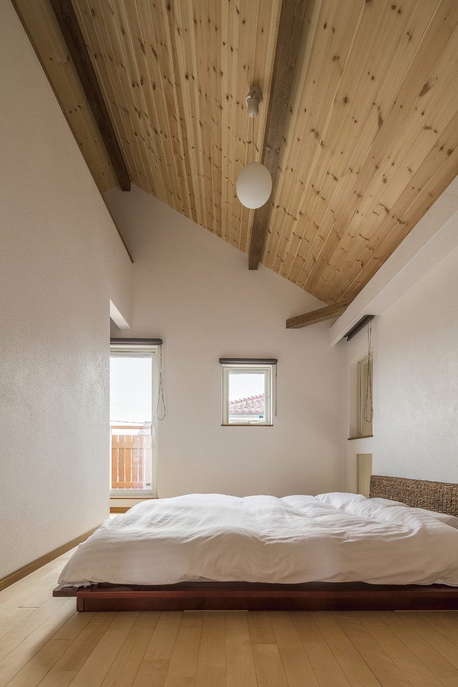 Идея дизайна: хозяйская спальня в стиле кантри с белыми стенами, паркетным полом среднего тона и бежевым полом без камина