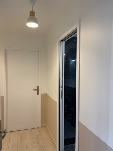 Changement d'atmosphère pour le couloir.
