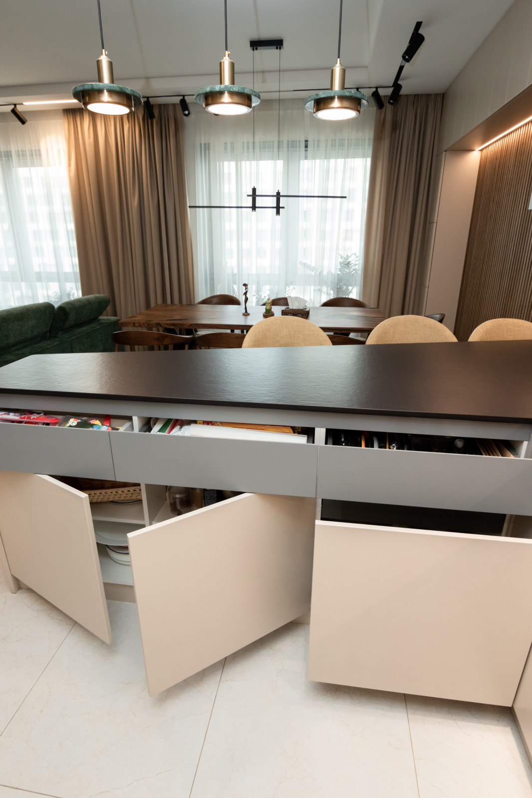 Современная кухня-гостиная с необычной барной стойкой и ТВ-зоной