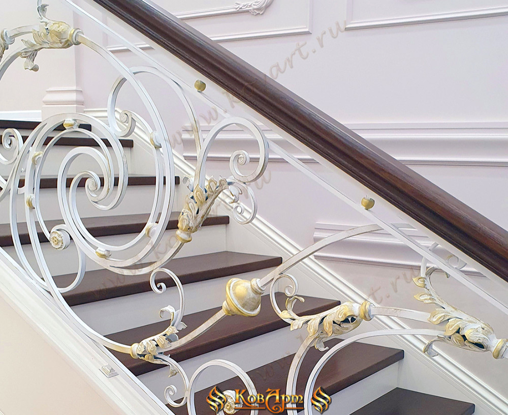 Белые кованые перила с золотой патиной
