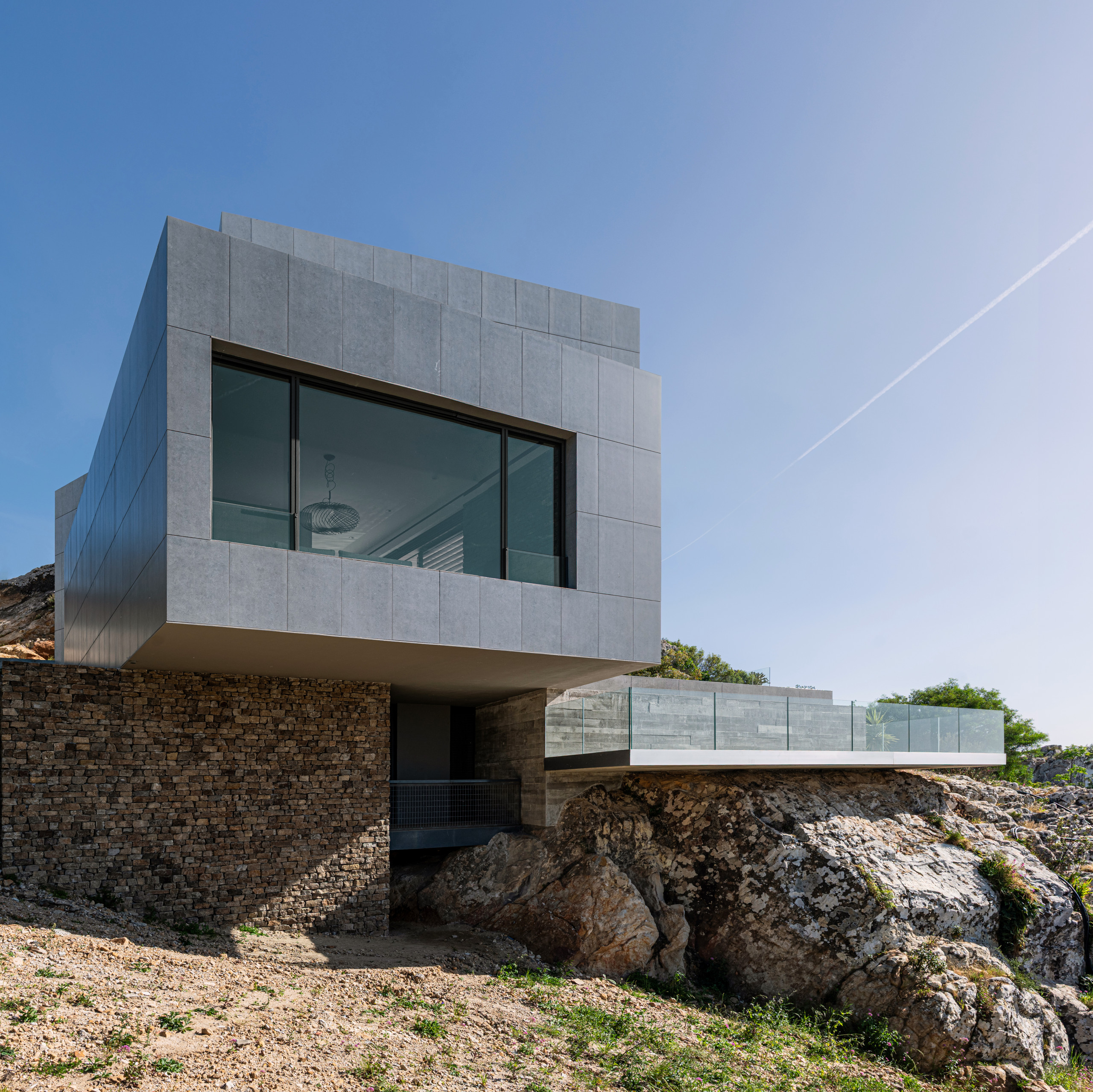 Casa entre rocas
