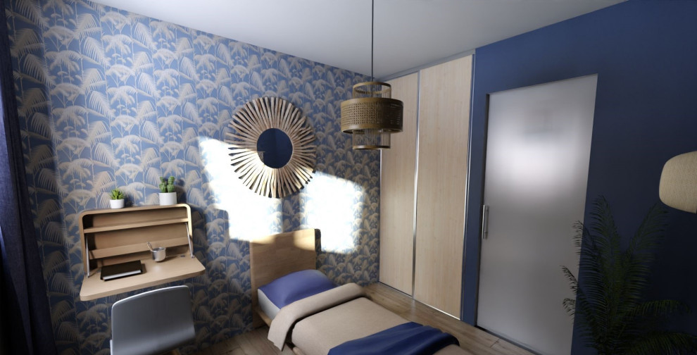 Foto på ett litet maritimt gästrum, med blå väggar, ljust trägolv och brunt golv