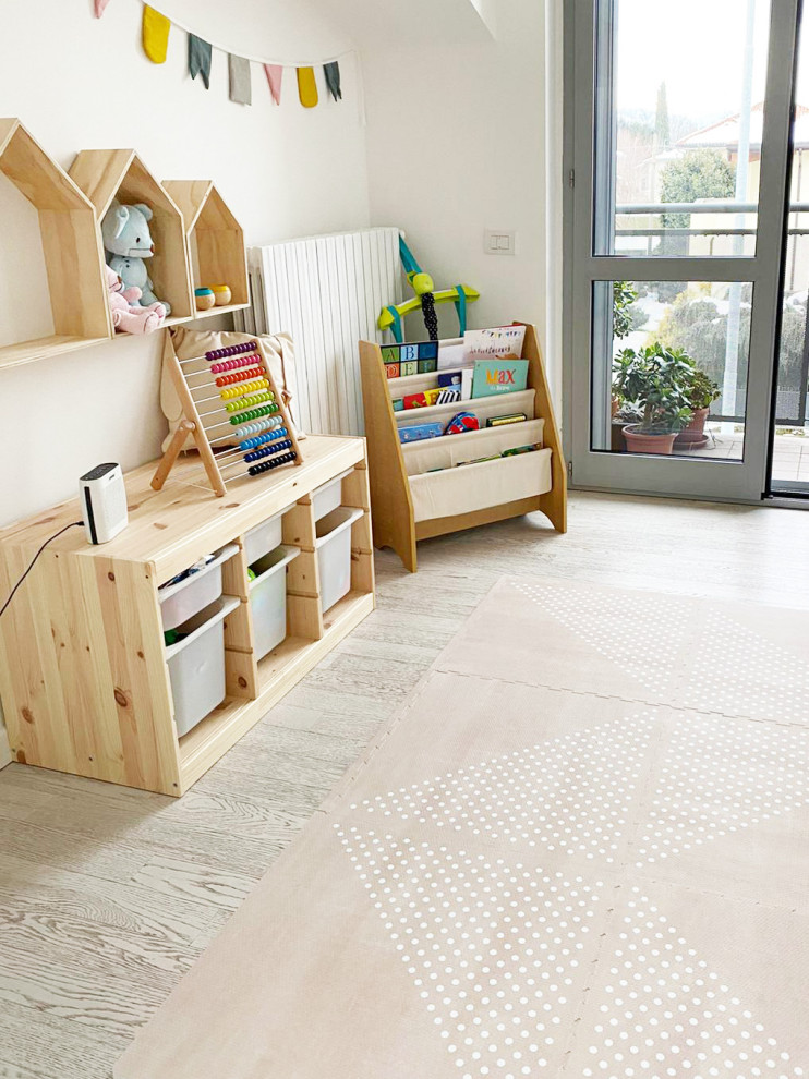 Kleines, Neutrales Skandinavisches Babyzimmer mit beiger Wandfarbe, Porzellan-Bodenfliesen, beigem Boden und eingelassener Decke in Mailand