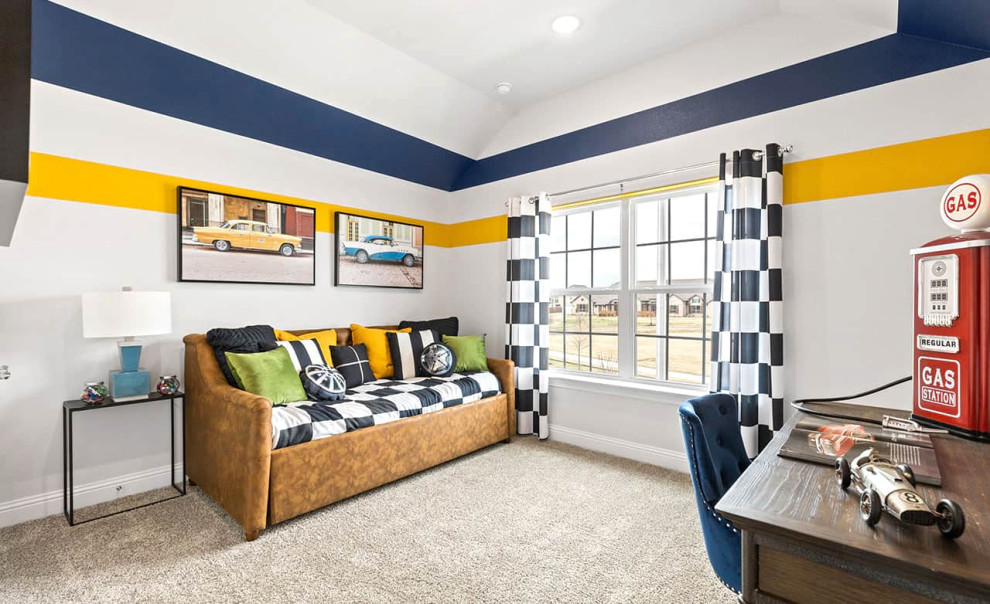 Foto de habitación de invitados contemporánea con paredes blancas, moqueta y suelo beige
