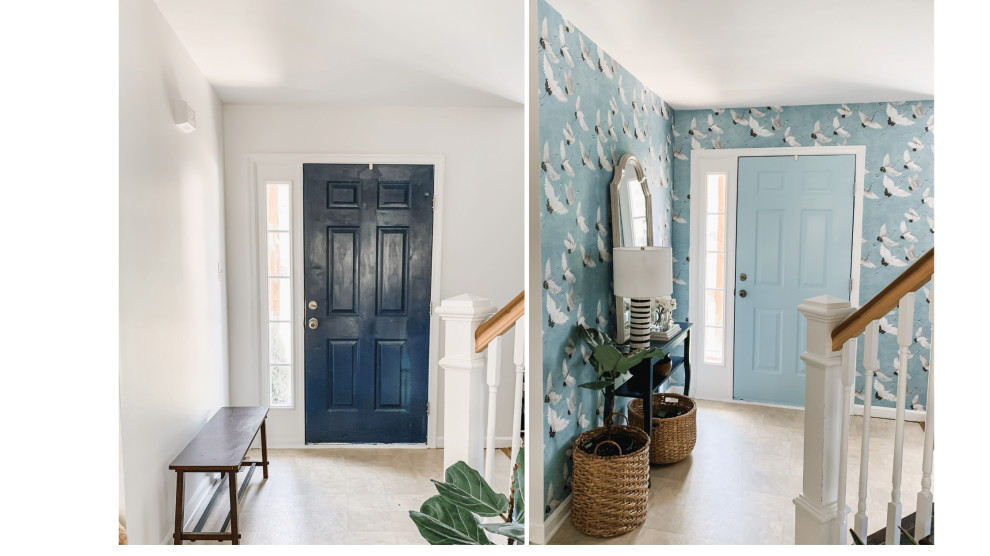 Пример оригинального дизайна: маленькое фойе в морском стиле с синими стенами, одностворчатой входной дверью, синей входной дверью и обоями на стенах для на участке и в саду