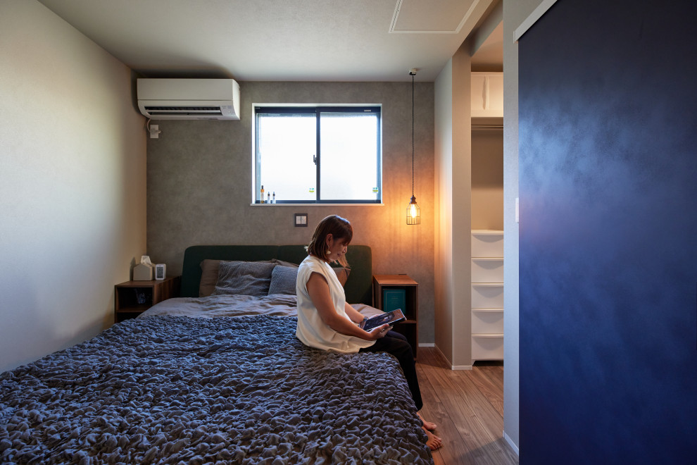 На фото: хозяйская спальня среднего размера: освещение в стиле модернизм с серыми стенами, полом из фанеры, серым полом, потолком с обоями и обоями на стенах