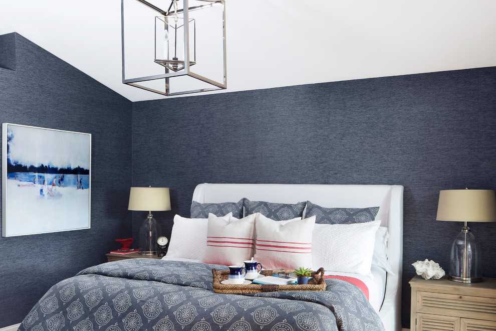 На фото: хозяйская, серо-белая спальня среднего размера в морском стиле с синими стенами без камина