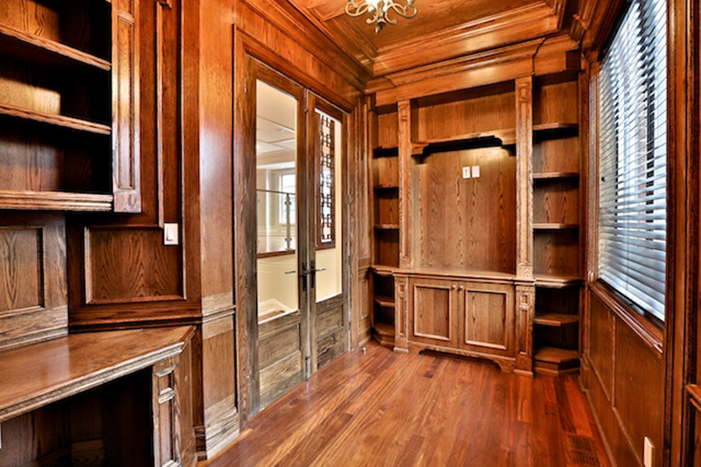Transitional home design photo in Toronto