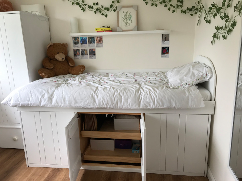 Exemple d'une petite chambre d'enfant tendance avec un sol en bois brun.