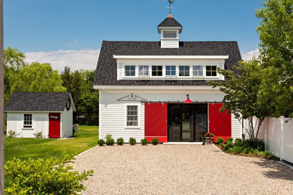 Пример оригинального дизайна: деревянный, белый дом в стиле рустика с односкатной крышей и отделкой планкеном