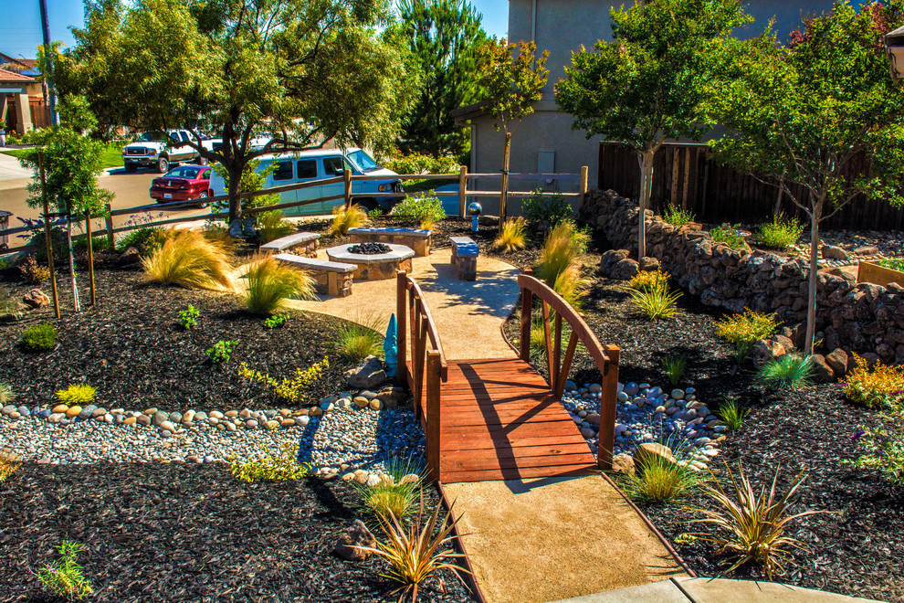 Design ideas for a mid-sized country front yard full sun xeriscape in San Francisco with a fire feature and mulch.