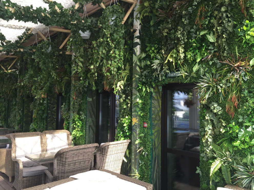 Стена из искусственных растений в Duran Bar