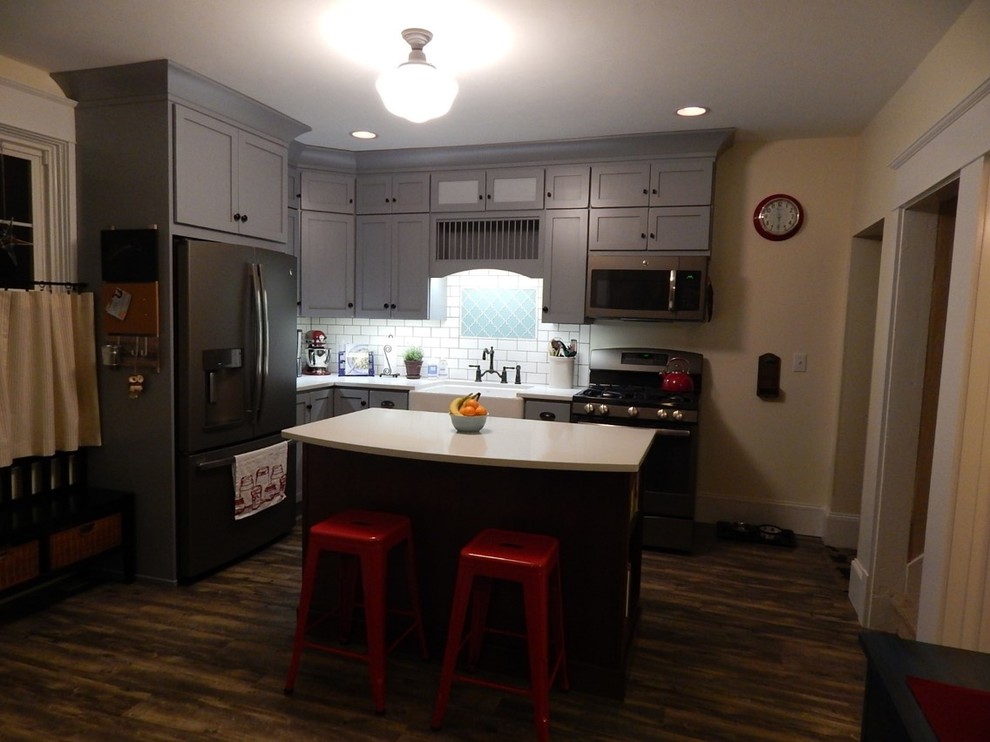 Foto på ett litet, avskilt lantligt l-kök, med en rustik diskho, släta luckor, grå skåp, bänkskiva i kvarts, vitt stänkskydd, stänkskydd i tunnelbanekakel, färgglada vitvaror, linoleumgolv och en köksö