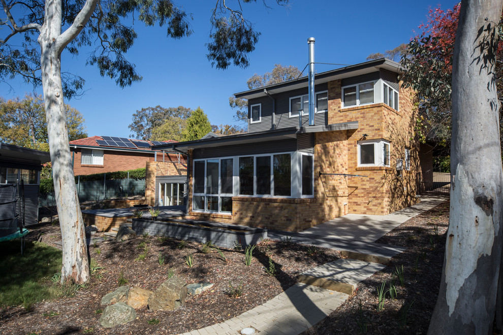 Inspiration for a large contemporary exterior in Canberra - Queanbeyan.