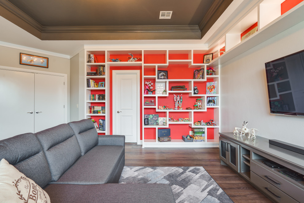 Foto di un soggiorno contemporaneo di medie dimensioni e chiuso con libreria, pareti rosse, pavimento in legno massello medio, nessun camino, TV a parete, pavimento marrone e soffitto a volta