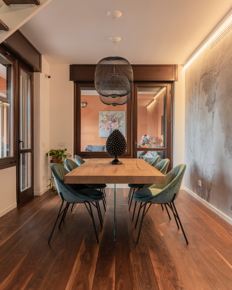 Cette image montre une salle à manger ouverte sur le salon minimaliste de taille moyenne avec un mur blanc, parquet foncé, un sol marron, un plafond décaissé et du papier peint.