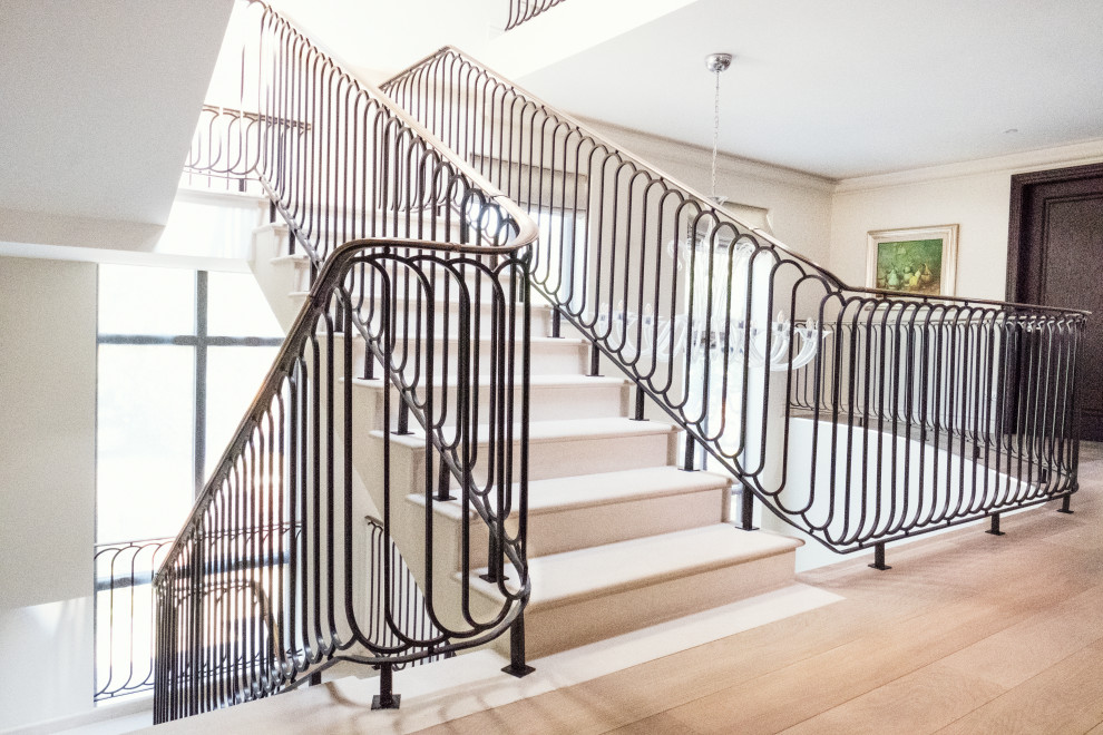 Идея дизайна: огромная п-образная лестница в стиле модернизм с мраморными ступенями, подступенками из мрамора и металлическими перилами