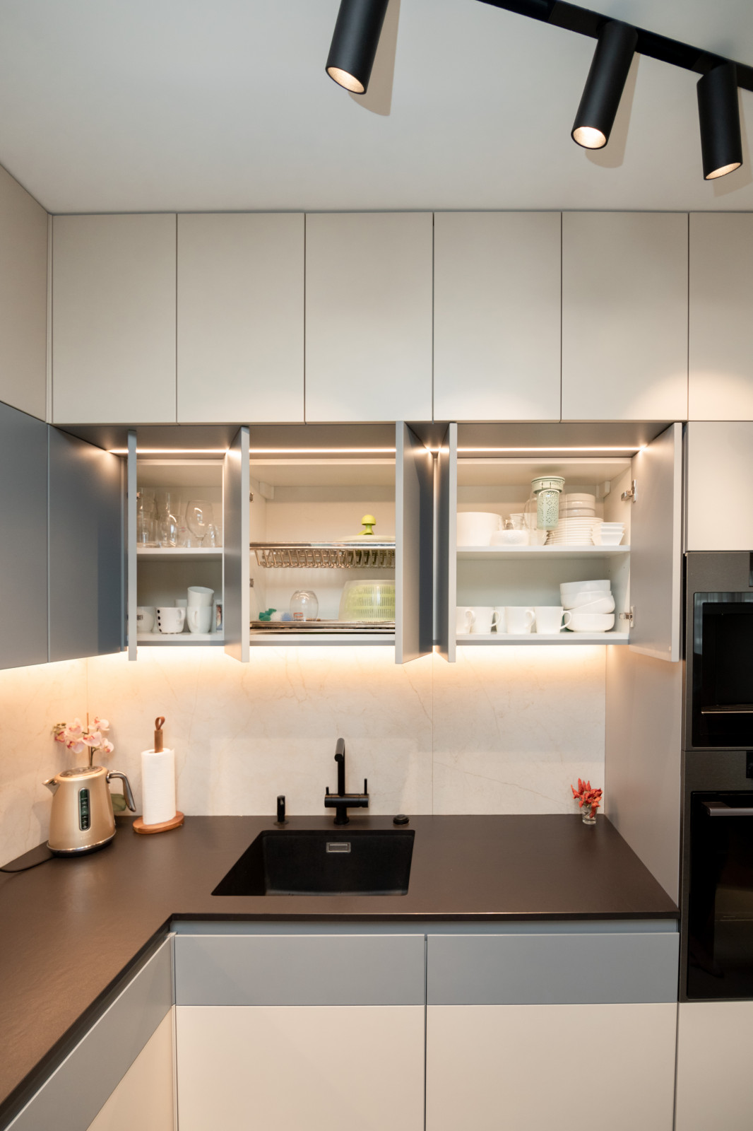 Современная кухня-гостиная с необычной барной стойкой и ТВ-зоной