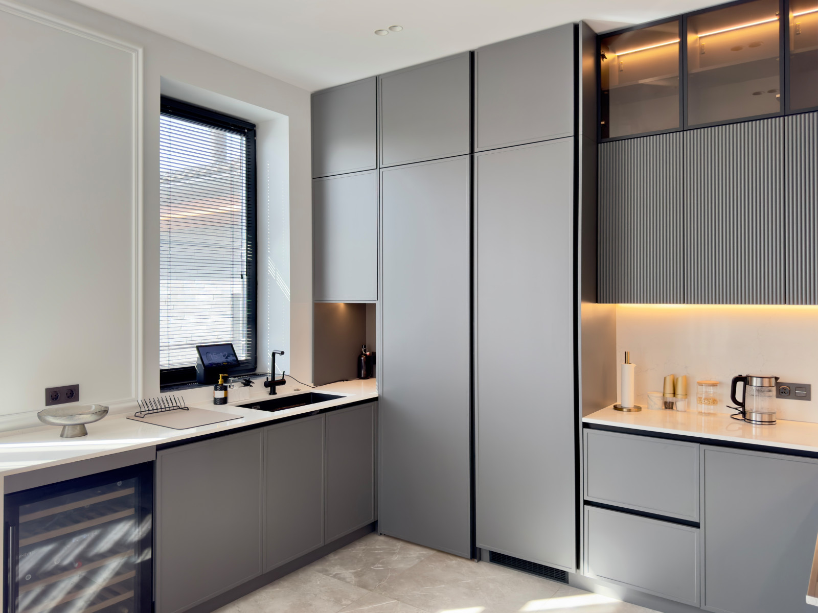 Кухня с кладовой в загородном доме