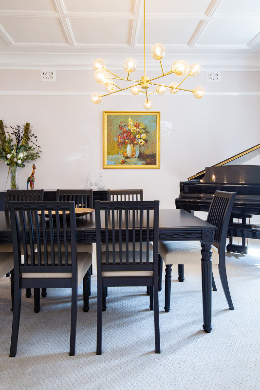 Foto di una sala da pranzo classica chiusa e di medie dimensioni con pareti beige, moquette, pavimento beige e soffitto a cassettoni