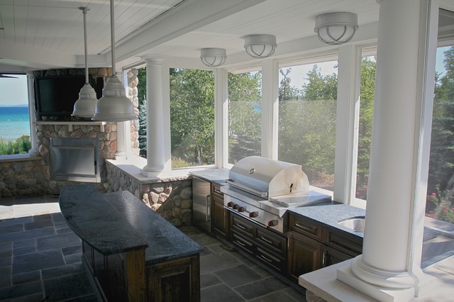 Crystal Lake Custom Home classique-chic-terrasse-et-patio