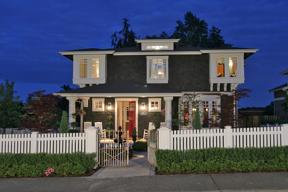 Photo of a mid-sized traditional two-storey exterior in Seattle.