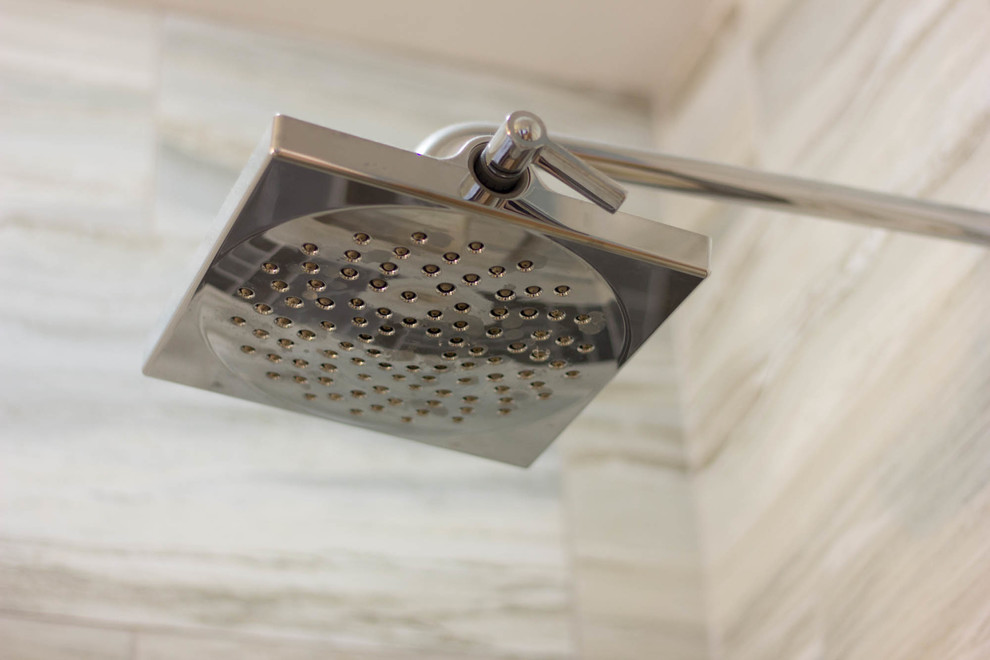 Transitional home design photo in Chicago