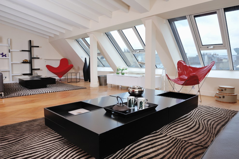 Photo of a contemporary family room in Paris with beige walls and medium hardwood floors.