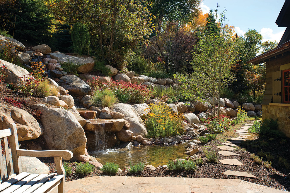 Inspiration for a traditional side yard garden in Denver with a water feature.