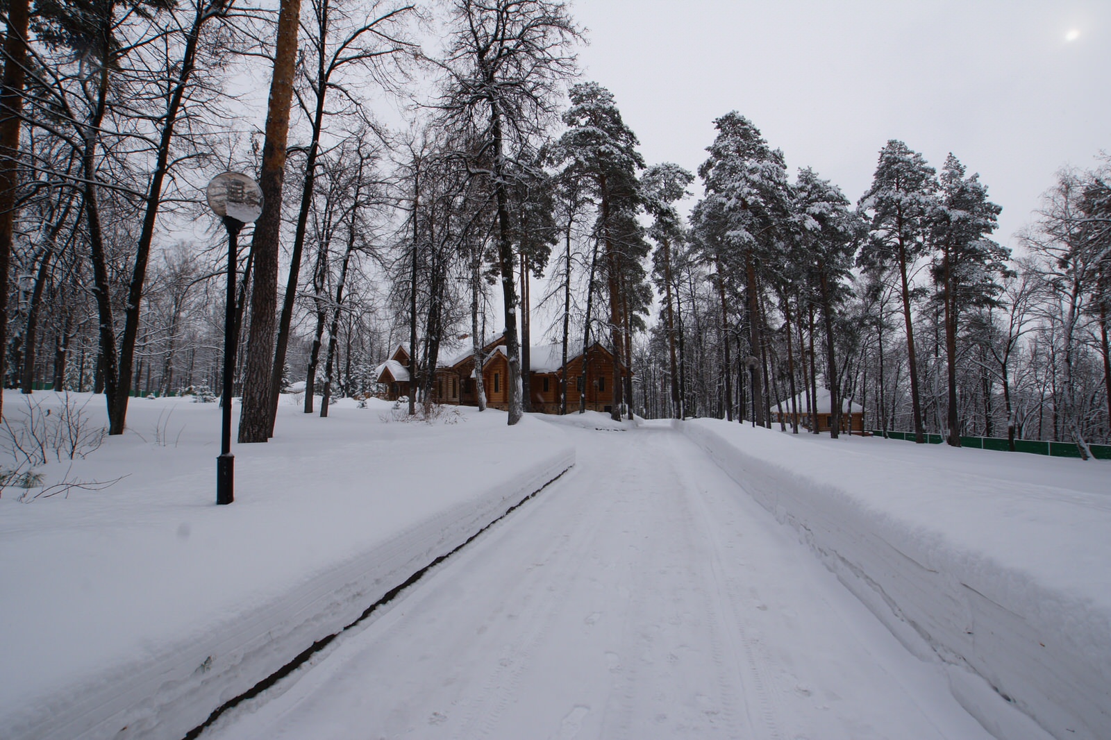 Гостевой дом. Калиброванное бревно. Канадская рубка. Диаметр 35-45 см.