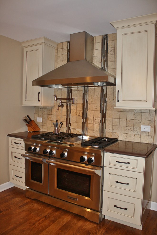 Transitional kitchen photo in Chicago