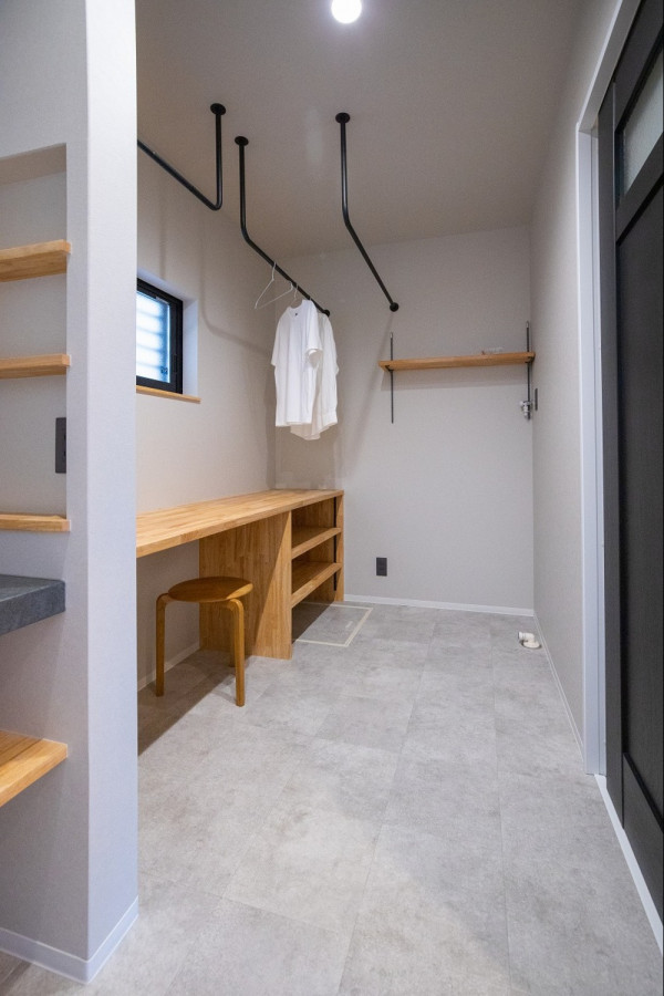 京都にあるおしゃれな家事室 (I型、オープンシェルフ、ベージュのキャビネット、木材カウンター、白い壁、合板フローリング、左右配置の洗濯機・乾燥機、グレーの床、ベージュのキッチンカウンター、クロスの天井、壁紙、白い天井) の写真