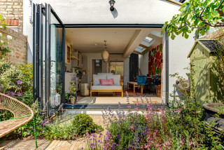 Calming English Garden Grows in a 215-Square-Foot Courtyard (9 photos)