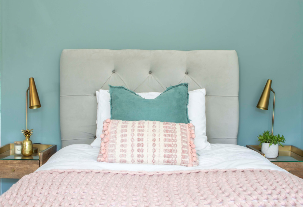 Ispirazione per una camera da letto minimal di medie dimensioni con parquet chiaro