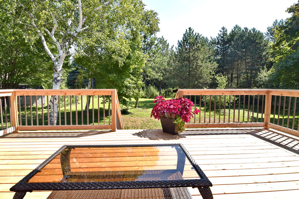 Deck - mid-sized transitional backyard deck idea in Toronto with a roof extension